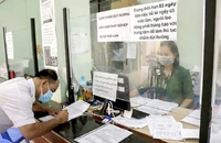Người dân làm thủ tục hưởng trợ cấp thất nghiệp tại Trung tâm Dịch vụ việc làm TP.HCM.