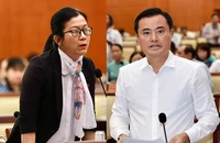 Đại biểu Nguyễn Thị Hồng Nhung (trái) và Phó Chủ tịch UBND TP.HCM Bùi Xuân Cường tại phiên giám sát chuyên đề kỳ họp HĐND TP sáng 8-12.