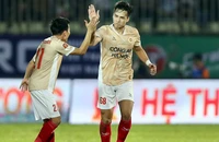 Công an Hà Nội chưa tìm được chiến thắng sau 360 phút nhưng có đến tám cầu thủ được gọi lên đội tuyển.