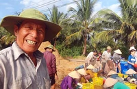 Chú Tám Đấu kể chuyện mần vần công ở quê hương mình.