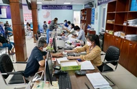 Người dân đến làm thủ tục hành chính tại phường Hiệp Bình Chánh, TPThủ Đức (TP.HCM).