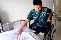 Đại úy Ngôi tập di chuyển từ xe lăn lên giường bệnh và ngược lại.