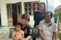 Em Đinh Thị D và con gái hơn một tuổi sống cùng với cha mẹ ở làng Hà Văn Trên, xã Canh Thuận, huyện Vân Canh (Bình Định).