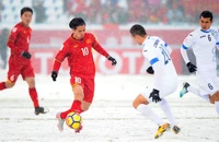 Công Phượng và đồng đội ăn miếng trả miếng với U-23 Uzbekistan dưới tuyết trắng Thường Châu năm 2018.