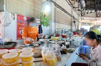 Tiểu thương chợ An Sương, quận 12 luôn đeo găng tay, khẩu trang tuân thủ vệ sinh ATTP.