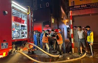 Lực lượng chức năng giải cứu nạn nhân ra khỏi hiện trường.