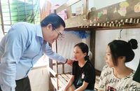 Ông Cao Thanh Bình thăm hỏi các trẻ em ở nhà nuôi dạy trẻ mồ côi Diệu Giác.