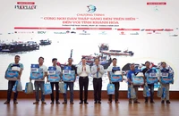Tổng Biên tập báo Pháp Luật TP.HCM Mai Ngọc Phước và Vụ trưởng, Trưởng Cơ quan thường trực khu vực miền Nam, Ban Tuyên giáo Trung ương Nguyễn Huy Ngọc tặng quà cho bà con ngư dân.