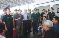 Ngày 16-10, Phó Thủ tướng Chính phủ Trần Hồng Hà hỏi thăm tình hình đời sống, đánh bắt thủy sản của bà con ngư dân ở thị trấn Sông Đốc (huyện Trần Văn Thời, Cà Mau) về nỗ lực chống khai thác IUU.