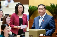 Thủ tướng Phạm Minh Chính (phải) và đại biểu Mai Thị Phương Hoa (đoàn Nam Định) tại phiên chất vấn và trả lời chất vấn chiều 12-11.