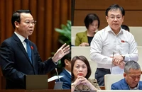 Bộ trưởng Bộ TN&MT Đỗ Đức Duy (trái) và đại biểu Nguyễn Công Long (đoàn Đồng Nai) tại phiên thảo luận.