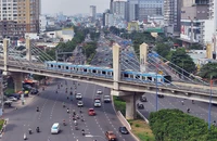 Tuyến metro số 1 chạy ngang đường Điện Biên Phủ.