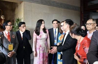Thứ trưởng Bộ Ngoại giao Lê Thị Thu Hằng, Chủ nhiệm Ủy ban Nhà nước về người Việt Nam ở nước ngoài, trò chuyện cùng kiều bào trong chương trình Xuân quê hương năm 2024.