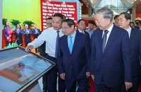 Tổng Bí thư Tô Lâm, Thủ tướng Chính phủ Phạm Minh Chính, Chủ tịch Quốc hội Trần Thanh Mẫn cùng các đồng chí lãnh đạo tham quan gian trưng bày của Cổng TTĐT Chính phủ tại Hội Báo toàn quốc 2025.