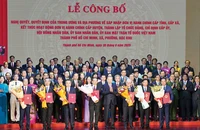 Tổng Bí thư Tô Lâm trao quyết định của Bộ Chính trị cho Bí thư Thành ủy TP.HCM Nguyễn Văn Nên và Ban Thường vụ, Ban Chấp hành Đảng bộ TP.HCM mới.