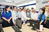 Ông Nguyễn Văn Được, Chủ tịch UBND TP.HCM, khảo sát tại Trung tâm phục vụ hành chính công phường Dĩ An.