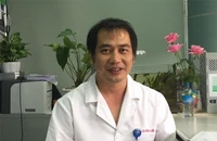 Vinh danh 'Công dân Thủ đô ưu tú' 1 bác sĩ chống COVID-19 