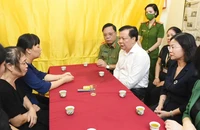 Bí thư TP Hà Nội chia buồn cùng gia đình 3 cán bộ, chiến sỹ hi sinh trong vụ cháy quán karaoke