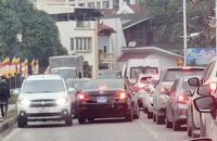 CSGT đang xác minh xe biển xanh chạy vào làn ngược chiều trên phố Hà Nội 