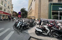 Hà Nội: Vỉa hè “nói không” với ô tô, chỉ dùng 1 phần để xe đạp, xe máy