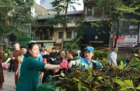 Bí thư thành uỷ Hà Nội cùng người dân xuống đường dọn vệ sinh môi trường sau bão số 3