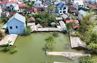 Sau bão số 3 hai tuần, rốn lũ của Hà Nội vẫn ngập gần áp mái nhà