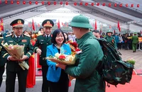 Bí thư Thành uỷ Hà Nội tiễn các tân binh lên đường nhập ngũ