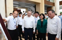 Tổng Bí thư Tô Lâm kiểm tra hoạt động chính quyền hai cấp tại phường Tây Hồ