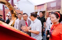 Chủ tịch UBND TP Hà Nội tham quan 'Không gian Truyền thống và Sáng tạo Hà Nội 2025'
