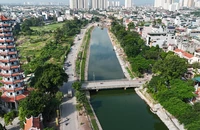 Ngắm sông Tô Lịch bỗng hoá thành 'dải lụa xanh', thơ mộng giữa lòng Hà Nội