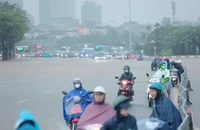 Hà Nội mưa lớn, nhiều điểm ngập sâu, giao thông ùn tắc