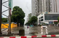 Hà Nội: Mưa lớn, đường vào khu công nghiệp ngập, xe tải tắc hàng km