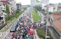 Rào cầu Long Biên để sửa chữa nhưng không thông báo, giao thông hỗn loạn
