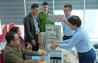 Người dân bên hồ Hoàn Kiếm nhận hàng chục tỉ đồng tiền bồi thường