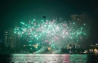 Hà Nội: Hàng vạn người dân, du khách đón giao thừa dưới màn pháo hoa rực rỡ