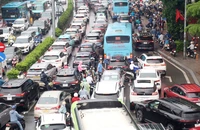 Hà Nội: Cầu Chương Dương 'kẹt cứng' sau khi cấm xe qua cầu Long Biên