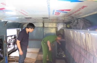 Dùng biển số giả, tháo ghế xe để vận chuyển hàng lậu
