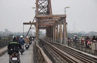 Cấm tàu thuyền để vớt bom 'khủng' cầu Long Biên