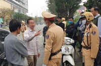 Tài xế say rượu tông ô tô vào xe đang chờ đèn đỏ