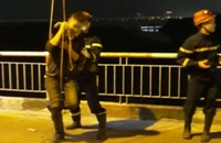 Say rượu ngã xuống sông, công an phải đu dây để cứu 