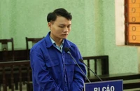 Giả mạo công an để cưới được vợ, sau đó giao cấu với trẻ em