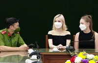 Công an trao trả điện thoại cho 2 nữ du khách người Nga