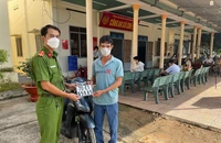 Những người dân đầu tiên được cấp biển số xe máy tại công an xã