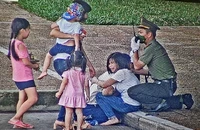 Trung sĩ cảnh vệ dùng ngón tay ngăn người đàn ông lên cơn co giật cắn lưỡi