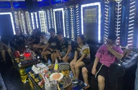 19 nam nữ bay lắc trong quán karaoke cùng với ma túy ‘nước vui’