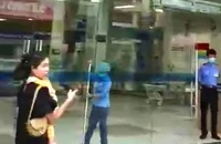 CSGT dùng xe đặc chủng mở đường cho bé trai 3 tuổi đi cấp cứu