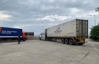Bị CSGT xử phạt, tài xế đầu kéo lái xe chặn ngang cao tốc