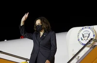 Phó Tổng thống Mỹ Kamala Harris tới Hà Nội vào tối 24-8, bắt đầu chuyến công du Việt Nam. Ảnh: REUTERS