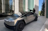 Nhà lãnh đạo Chechnya (Nga) Ramzan Kadyrov khoe chiếc xe bán tải Tesla Cybertruck được lắp súng máy. Ảnh: CNN