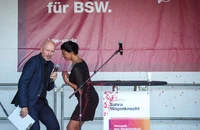 Nữ nghị sĩ Sahra Wagenknecht bị bắn sơn trong sự kiện tranh cử tối 29-8. ẢNH: AFP